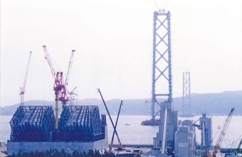 写真：建設中の明石海峡大橋1