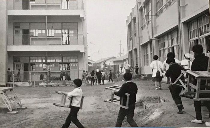 写真：上高丸小学校の引っ越し風景