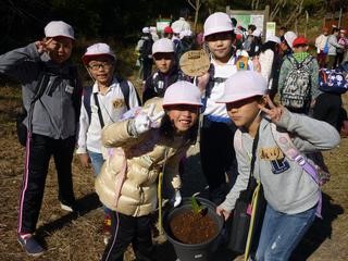 写真：小学校合同植樹会2018