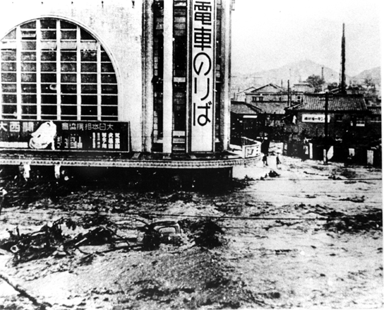 土砂に埋まった阪急三宮駅