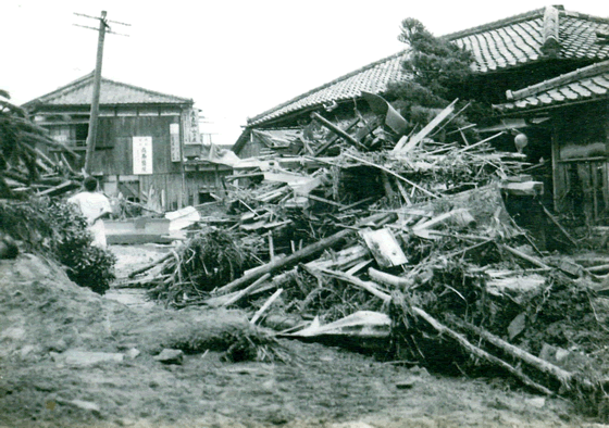 玄関前を塞いだ大量の流木と土砂