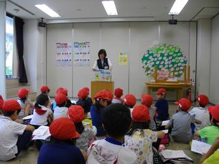 図書館の使い方を紙芝居で紹介