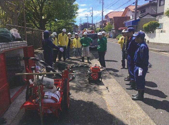 写真：住民にポンプの使い方を説明している様子